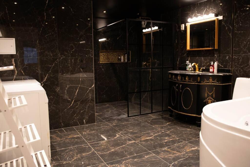 Historical Malt Factory Apartment, 6 Bedrooms, Sleeps 12 , Hot Tub 赫尔辛堡 外观 照片