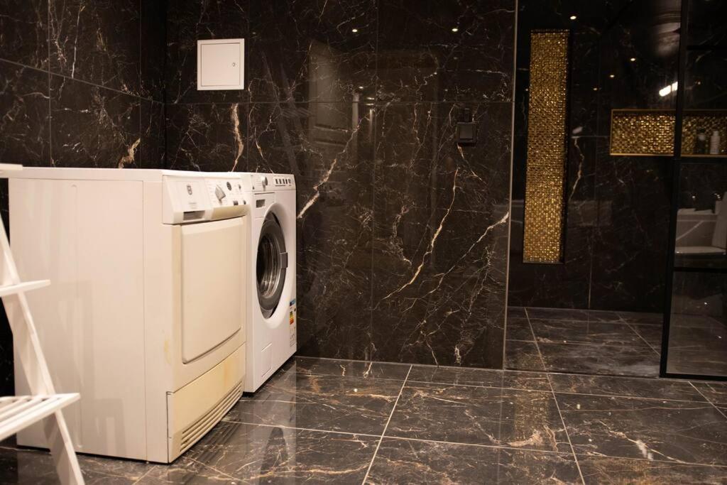 Historical Malt Factory Apartment, 6 Bedrooms, Sleeps 12 , Hot Tub 赫尔辛堡 外观 照片