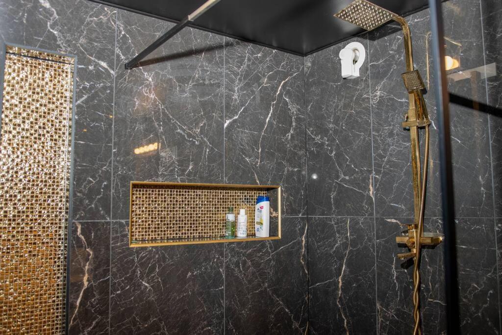 Historical Malt Factory Apartment, 6 Bedrooms, Sleeps 12 , Hot Tub 赫尔辛堡 外观 照片