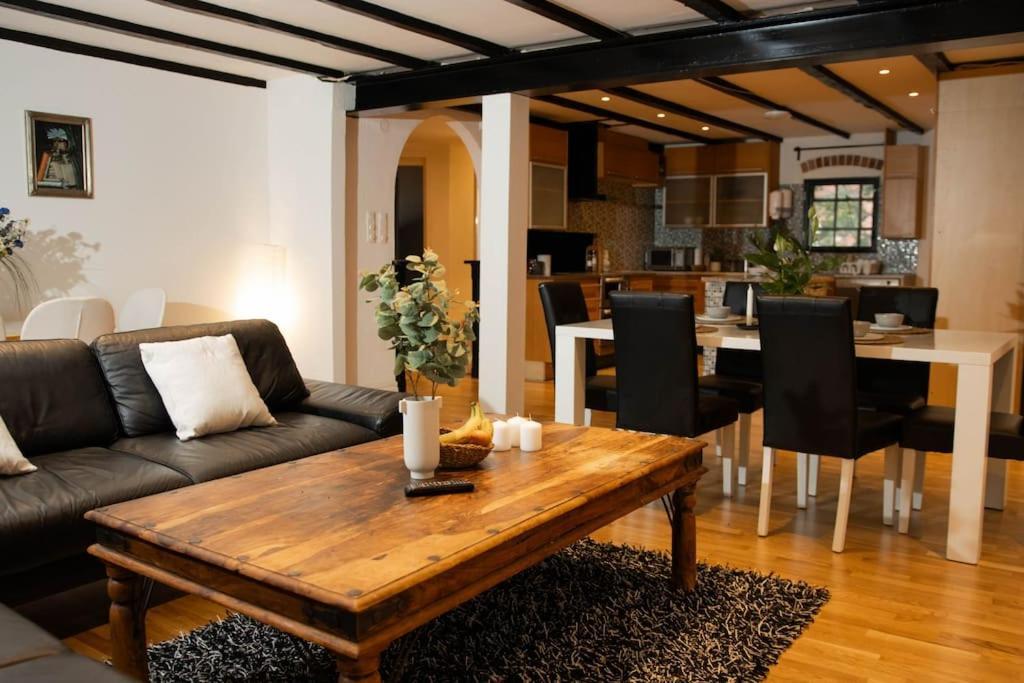 Historical Malt Factory Apartment, 6 Bedrooms, Sleeps 12 , Hot Tub 赫尔辛堡 外观 照片