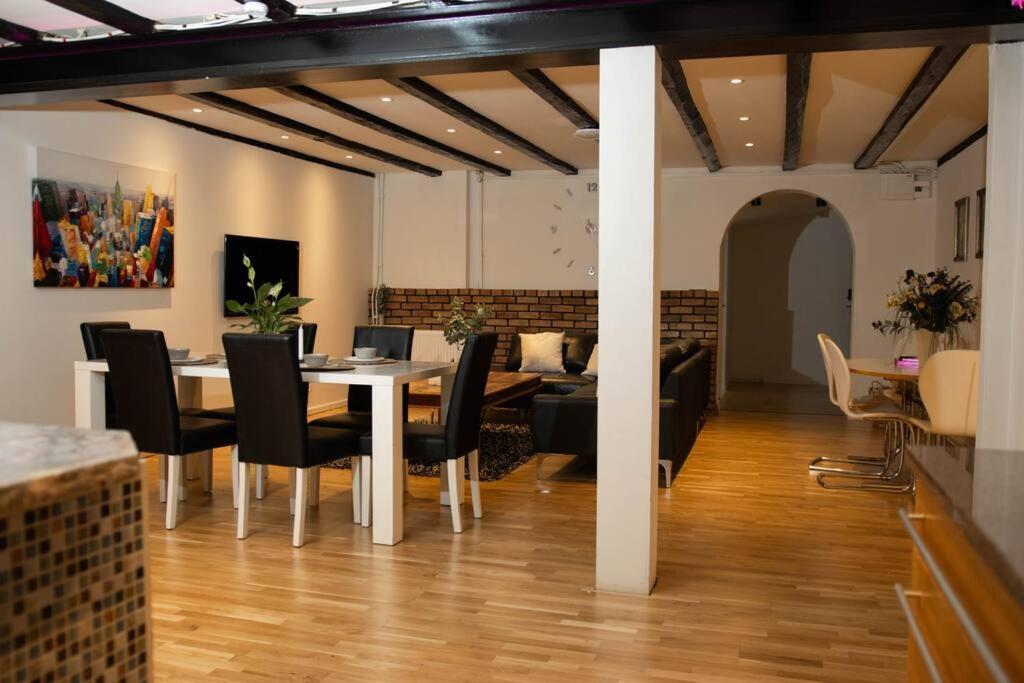 Historical Malt Factory Apartment, 6 Bedrooms, Sleeps 12 , Hot Tub 赫尔辛堡 外观 照片